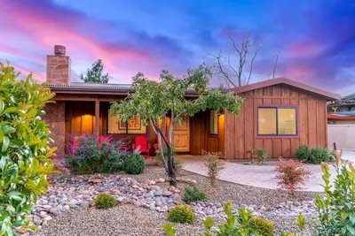 Image de Maison neuve et meubles neufs dans le quartier chic de Sedona près de tout!