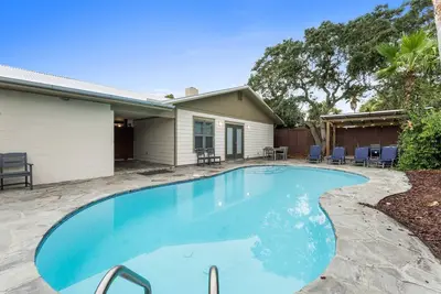 Image de Maison de luxe rénovée d'un étage sur la plage - Grande piscine et cour