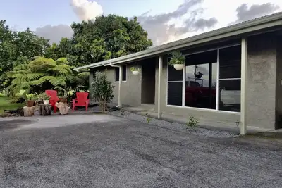 Image de Accueil ramené à la vie caché dans l'une des rues principales de Hilo.
