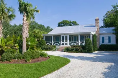 Image de Charming Waterfront Cottage only 2 miles from