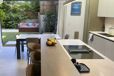 Image de Elegant 3 bed, 3 bath home in W11 with private garden and aircon.