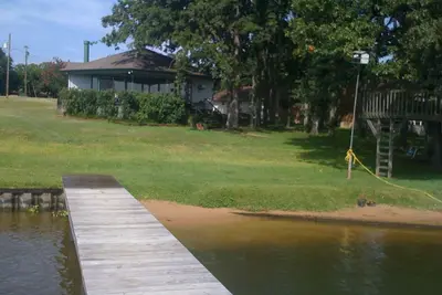 Image de Charmante maison au bord du lac avec plage de sable - Ă distance de marche de Lone Star Marina