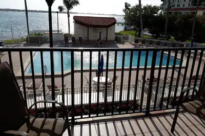 Image de Conduisez jusqu'à votre unité, avec vue sur la piscine, les palmiers, la baie de Boga Ciega et les magnifiques couchers de soleil.