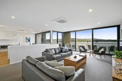Image de En face de la magnifique plage principale d'Anglesea - nouvelle maison de ville de luxe, à quelques pas des cafés