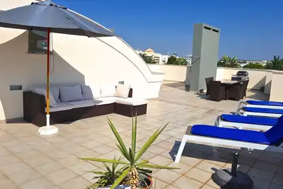 Image de Moura Praia, avec terrasse privée sur le toit situé dans le port de plaisance