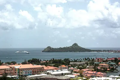 Image de Two bedroom condo with panoramic view of ocean and marina.