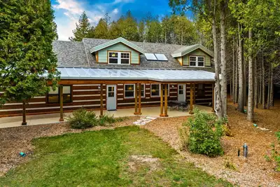 Image de Cottage familial spacieux dans les bois paisibles