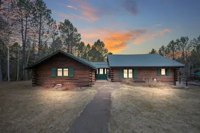 Image de Spacious cabin with beautiful sunset views on Caribou Lake