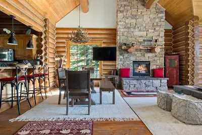 Image de 4br Mountain Log Home près des commodités du complexe, terrain de golf et étangs de pêche