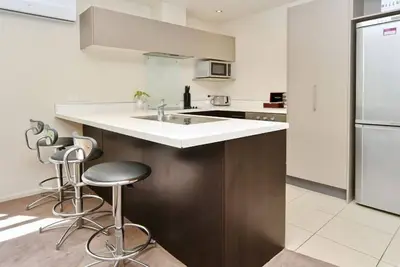 Image de Appartement haut de gamme avec patio, jardin et pelouse disponible à Christchurch