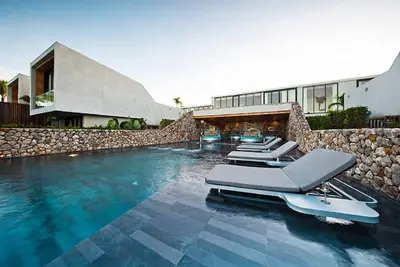 Image de Villa moderne avec piscine et vue sur le jardin (S3)