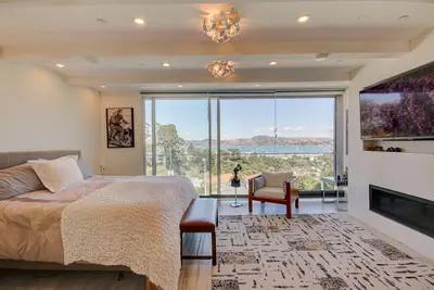 Image de Magnificent view, spacious, fully remodel, great access, and more.