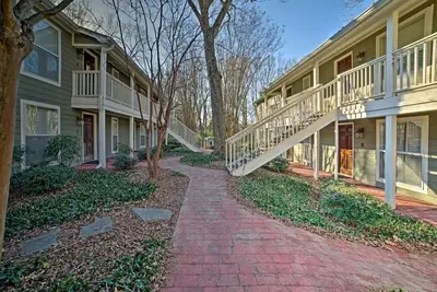 Image de Cozy End Unit Condo à seulement un pâté de maisons de la place