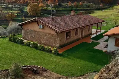 Image de Belle maison entourée de prairies et de chênes, avec piscine privée et excellente vue sur la vallée