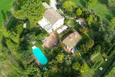 Image de Grande villa historique avec piscine, vue panoramique entourée de verdure