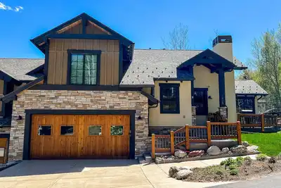 Image de Nouvelle liste! Escapade de luxe avec bain à remous privé, pratique pour Vail et Beaver Creek, garage pour 2 voitures.