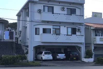 Image de Chambre privée au 1er étage avec bon environnement (kitchenette + chambre pour 1 à 4 personnes + salon + toilettes et douche uniquement)