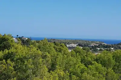 Maison indépendante avec terrasse au milieu d'une pinède avec vue mer