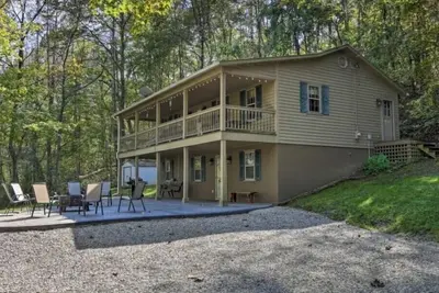 Image de Le Hideaway à Buck Ridge est vraiment caché pour vous donner une retraite paisible et reposante.