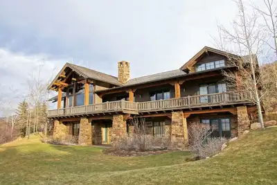 Image de Service de voiturier et local à skis / chaussures au Ritz Carlton, bain à remous privé, salle de théâtre