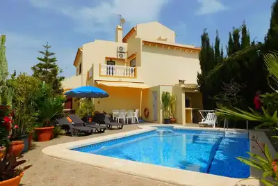 Image de 3 Bed 2 bath Town house 2 Mins Walk to the Beach, Private Pool, Air Con, Wifi