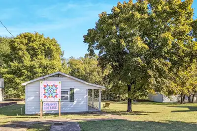 Image de Granny Cottage sur la rue Main
