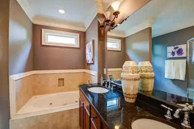 Image de 3 Br Charleston Style Home- 3 levels with garage