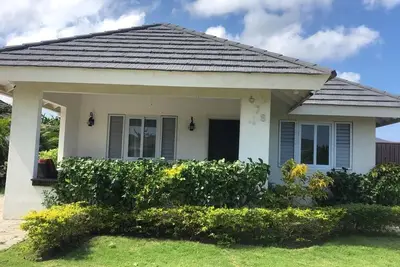 Image de maison privée dans une résidence fermée avec accès à une plage privée