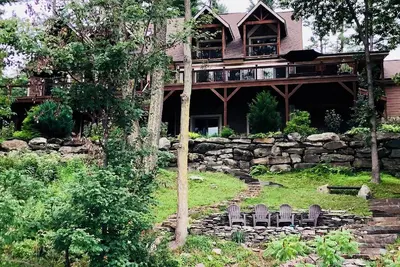 Image de Lake Wallenpaupack Lakefront Home avec 9 chambres (4 chambres principales / balcon privé)