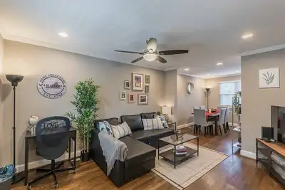 Image de ★ Belle maison 3br / 2ba avec cour confortable ★