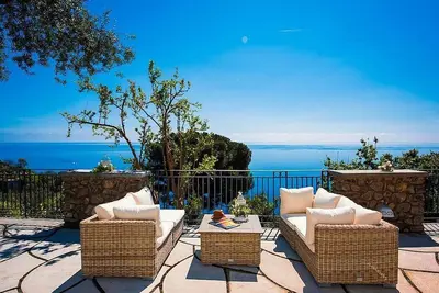 Image de Villa Elfe: An elegant and welcoming two-story villa built on the sloping cliff in front of the sea, with Free Wi-Fi.