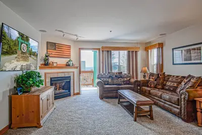 Image de Slopeside. Profitez du bain à remous extérieur Camp 4. <br>