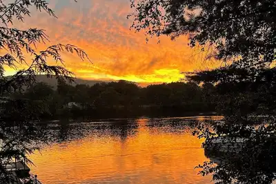 Image de Cabine au bord de l'eau avec vue et quai privé