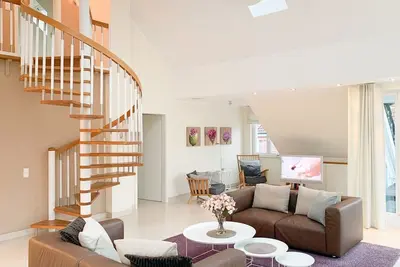 Image de Maison du capitaine. Appartement loft exclusif, offre 144 mètres carrés, avec une cheminée.