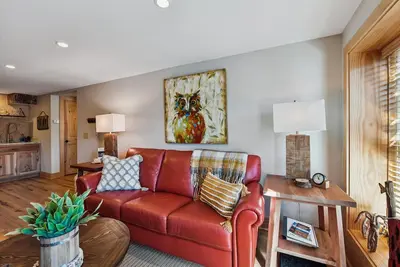 Image de Nouveau! Cour clôturée avec bain à remous au centre-ville