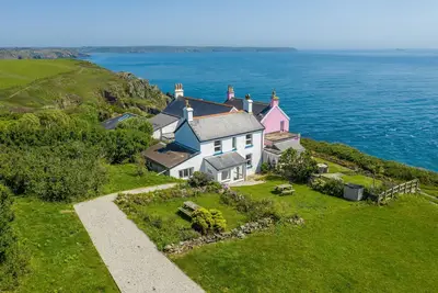 Image de Cliffside Cornish Cottage - vue sur la mer, sur le chemin côtier, le lézard