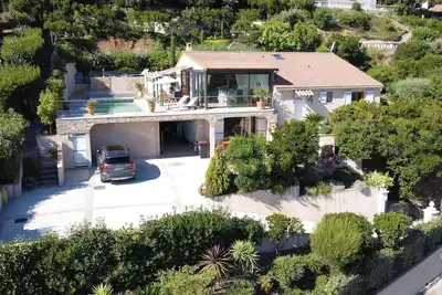 Image de villa calme, au charme  provençal, avec une grande terrasse et  une piscine