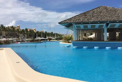 Image de Plages, piscine, courts de tennis au bord de l'eau - Port St. Charles Marina