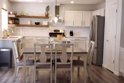 Image de Upscale - Maison Familiale ENTIÈREMENT MEUBLÉE, Apportez Votre Valise!