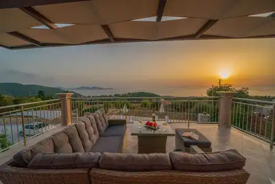 Image de Villa Cleopatra sunset view! !