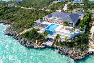 Image de Superbe maison au bord de l'eau sur une eau bleue cristalline