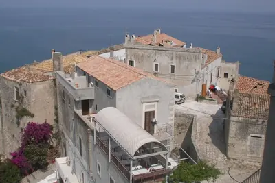Image de Dans le château du village, emplacement spectaculaire, vue sur la mer
