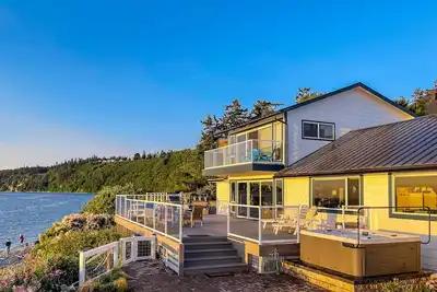 Image de Westside Waterfront Paradise avec plage privée, grande terrasse et vue imprenable - chiens Ok