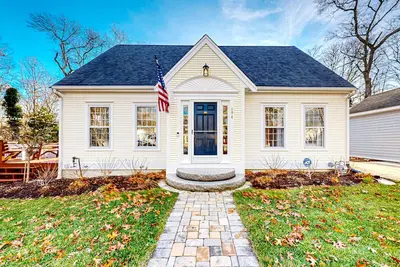 Image de Downtown Hyannis home with great open yard, swing set, inviting deck/patio