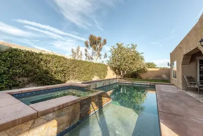 Image de Belle et spacieuse maison avec piscine privée et spa, panier de basket et plus encore!