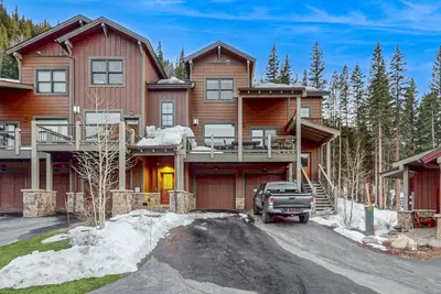 Image de Belle maison de ville avec grill privé, balcon et vue sur la montagne. Proche des pistes!