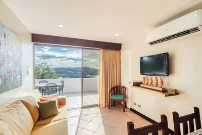 Image de Villa vue mer avec terrasse et piscine partagée - à pied de la plage!