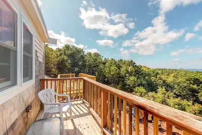 Image de Renovated bay-view home near the beach with WiFi and multiple decks - dogs Ok
