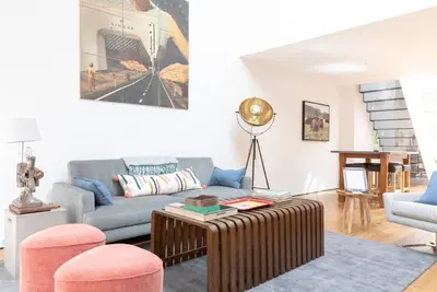 Appartement moderne entièrement rénové avec vue sur le centre commercial Downtown