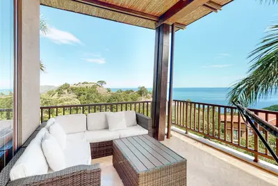 Image de Magnifique condo avec vue imprenable sur l'océan et la montagne et piscine partagée!